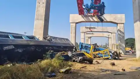 Imagen 1 de Al menos 25 muertos y 80 heridos tras el derrumbe de una grúa sobre un tren de pasajeros en Tailandia