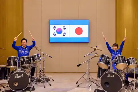 Imagen 1 de Los líderes de Japón y Corea del Sur estrechan lazos tocando canciones de K-pop a la batería