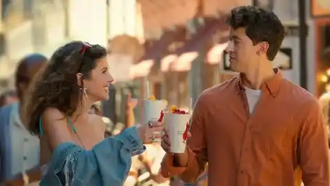 Imagen 1 de Tom Blyth y Emily Bader, de amigos a pareja: detrás de la comedia romántica que te ha enamorado en Netflix