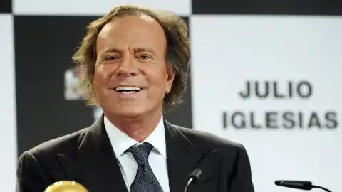 Imagen 1 de Feijóo se desmarca de Ayuso y admite que las denuncias contra Julio Iglesias son “muy graves”
