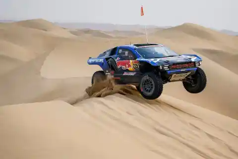 Imagen 1 de Etapa 10 del Dakar | Nani Roma cede el liderato y Carlos Sainz y Daniel Sanders pierden la carrera en las dunas