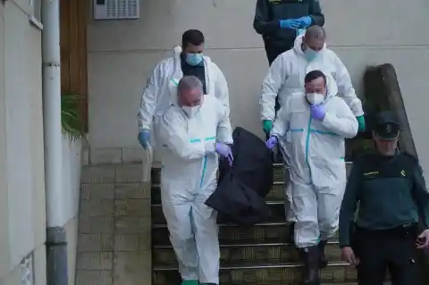 Imagen 1 de La comitiva judicial tarda un día en retirar un cadáver de un edificio por la cantidad de basura acumulada