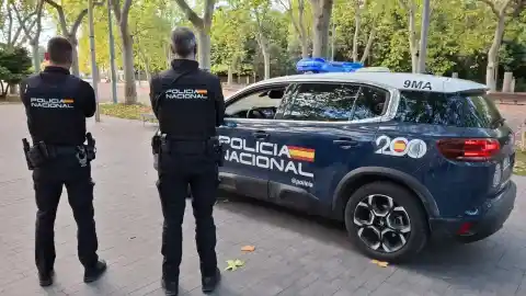 Imagen 1 de La Policía detiene a un menor por yihadismo en Álava y le interviene armas blancas y una pistola simulada