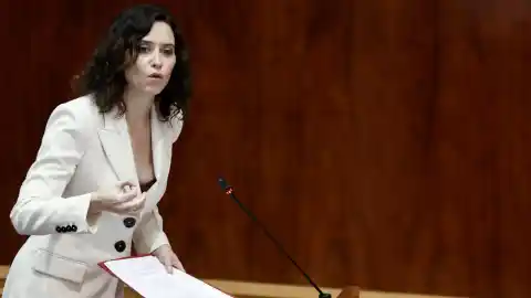 Imagen 1 de El Constitucional censura por segunda vez esta semana el veto de Ayuso a las iniciativas de la  oposición sobre los negocios de su pareja