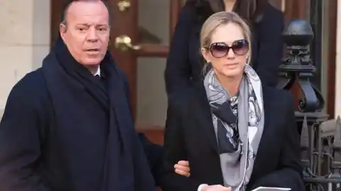 Imagen 1 de Julio Iglesias y su mujer, Miranda, hacen vidas separadas desde hace tiempo, según la periodista Paloma Barrientos