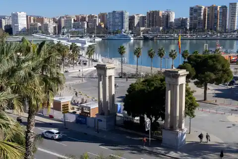 Imagen 1 de Neptuno y Venus pierden la batalla en Málaga