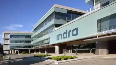 Imagen 1 de Indra cierra la compra del 89,6% de Hispasat a Redeia por 725 millones de euros