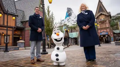 Imagen 1 de Disney presenta un robot de Olaf con inteligencia artificial que se mueve y expresa como en Frozen