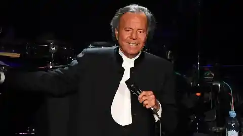 Imagen 1 de Lujosos baños, piscina y un estudio de grabación: así es "la casita del terror", la mansión de Julio Iglesias en Punta Cana