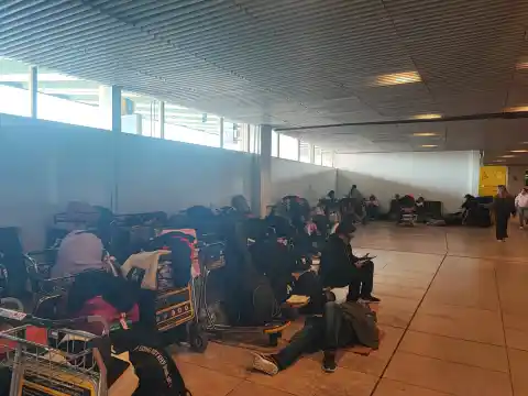 Imagen 1 de Pasajeros rumbo a Venezuela estancados en Barajas por la cancelación de los vuelos: “Se lavan las manos”