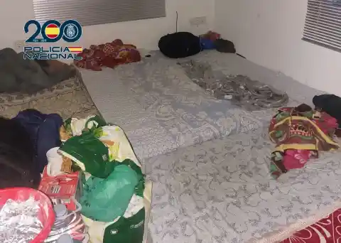 Imagen 1 de La policía libera a 65 personas que trabajaban en condiciones de semiesclavitud en una granja agrícola en un pueblo de Murcia. La policía libera a 65 trabajadores que trabajaban en la granja en el pueblo de Murcia, España. La granja se instaló en una granja en un pueblo agrícola en una zona conocida como La Rioja.