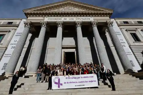 Imagen 1 de Manifestaciones del 25N, en directo | Decenas de ciudades españolas acogen manifestaciones en repulsa a la violencia machista