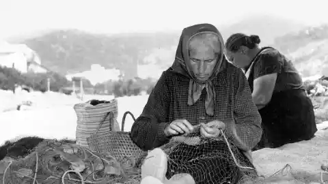 Imagen 1 de Tossa de Mar anima fotografías de antiguos pescadores del siglo pasado con inteligencia artificial
