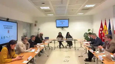 Imagen 1 de La Consejería de Medio Ambiente y representantes de ASAJA, UGAMA, UPA, AGIM-COAG y UCAM