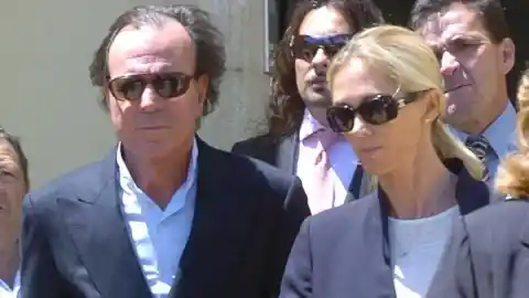 Imagen 1 de El cantante ha lanzado un comunicado negando las acusaciones y su esposa ha respondido