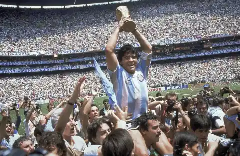 Imagen 1 de Cinco años después de la muerte de Maradona: homenajes, un juicio pendiente y cuitas entre sus familiares por la herencia de la marca del 10