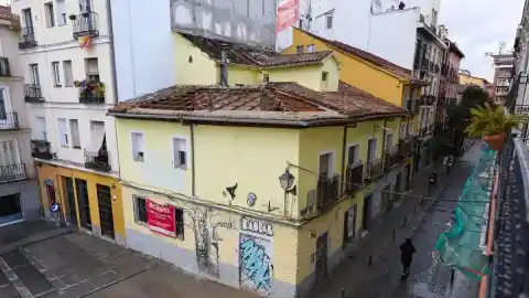 Imagen 1 de El Ayuntamiento decide mantener en pie un edificio histórico del siglo XVII en el barrio de Lavapiés, evitando su demolición.