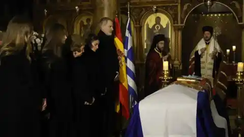 Imagen 1 de La despedida de la princesa Irene se vio acompañada por la bandera griega y la emotiva música de Mozart y Bach.