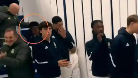 Imagen 1 de La imagen de Vinícius tras la gran pitada del Bernabéu: afectado y recibiendo el consuelo de Mbappé y Pintus