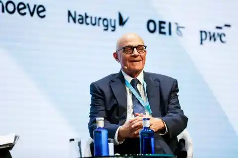 Imagen 1 de La patronal catalana reconoce a Josep Oliu, presidente del Sabadell, como empresario del año tras su papel en la opa