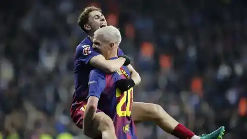 Imagen 1 de En el partido entre Real Sociedad y FC Barcelona, Robert Lewandowski y Marcus Rashford tomaron asiento en el banquillo, listos para entrar en juego si fuera necesario.