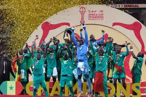 Imagen 1 de Senegal conquista la final de la Copa de África ante Marruecos después de abandonar el campo en protesta por un penalti riguroso