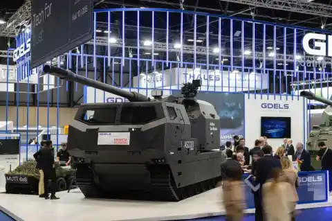 Imagen 1 de Santa Bárbara va a la guerra contra Indra por el milmillonario contrato de artillería: “No tiene capacidad para desarrollarlo”