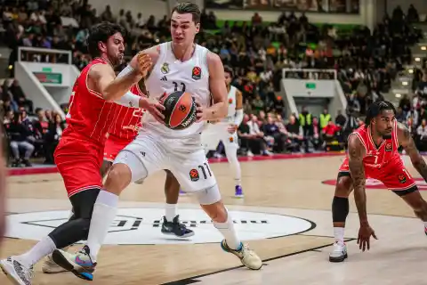 Imagen 1 de El Madrid derriba al líder Hapoel Tel Aviv