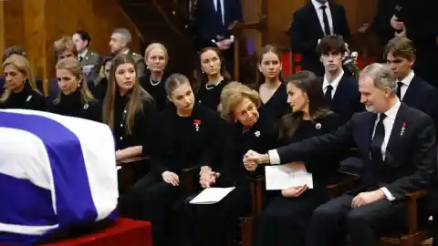 Imagen 1 de La reina Sofía se conmovió hasta las lágrimas al despedir a su hija, la princesa Irene, en un momento de gran emotividad.