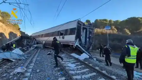 Imagen 1 de Gobierno catalán suspende actividades en señal de respeto por el accidente de trenes en Córdoba
