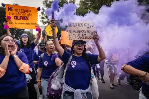 Imagen 1 de Cientos de mujeres marchan sin incidentes en el 25N en Ciudad de México