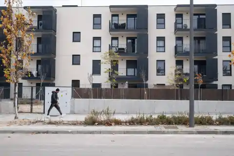 Imagen 1 de La vivienda de alquiler asequible de Ayuso tiene que anunciarse en Idealista ante la falta de inquilinos