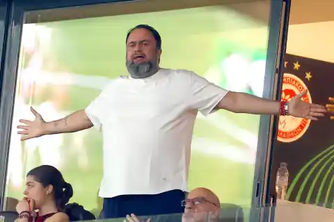 Imagen 1 de Evangelos Marinakis, el presidente de Olympiacos que es juzgado por instigar la violencia en el fútbol