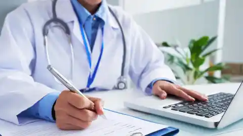 Imagen 1 de Procesan a un médico investigado por atender a 800 pacientes usando los datos de otro