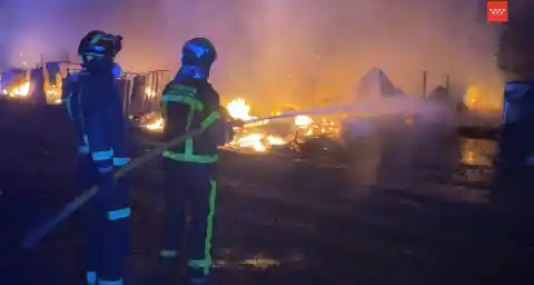 Imagen 1 de Un incendio arrasa con 13 chabolas en Leganés, 10 de ellas habitadas