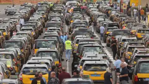 Imagen 1 de Los taxis irán a la huelga en Cataluña el día 9: "No queremos que nos sigan robando"
