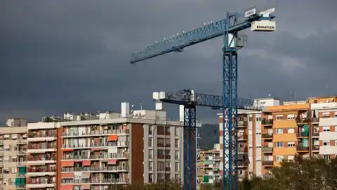 Imagen 1 de Salvador Illa acuerda la compra de 1.000 pisos a La Caixa por valor de 87 millones de euros