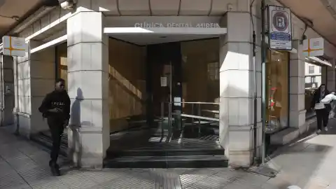 Imagen 1 de La Policía registra la clínica dental de Alzira donde recibió tratamiento la niña de seis años que murió