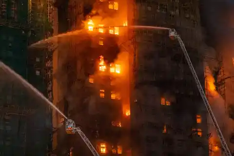 Imagen 1 de El incendio en varios rascacielos de Hong Kong, en imágenes