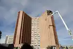 Imagen 1 de Una demolición quirúrgica para la mítica torre del 12 de Octubre con la grúa más alta de España: "Tenemos sentimientos encontrados, es parte del horizonte urbano de Madrid"