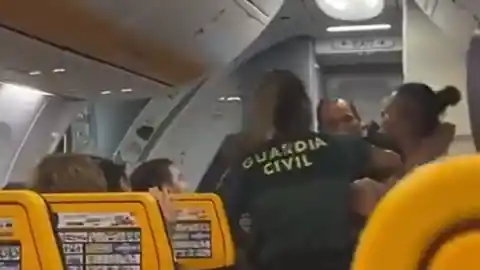 Imagen 1 de Una luchadora de MMA pega a dos agentes de la Guardia Civil en el aeropuerto de Gran Canaria y termina detenida