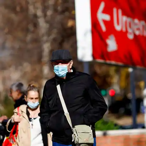 Imagen 1 de La gripe se dispara y la falta de enfermeras ahoga a los hospitales en Madrid: “No podemos más”