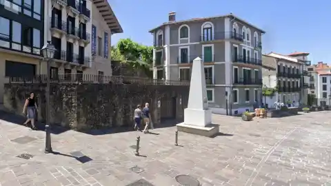 Imagen 1 de ¿Por qué hay obeliscos en la costa del País Vasco? Este es su verdadero significado