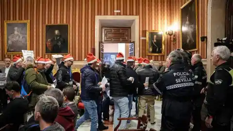 Imagen 1 de La oposición tumba de nuevo el dispositivo policial navideño en Sevilla a solo tres días del alumbrado