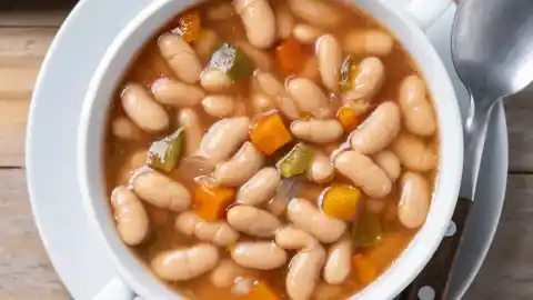 Imagen 1 de Revolucionando la receta más clásica: alubias con cebolla caramelizada y crema de anacardos