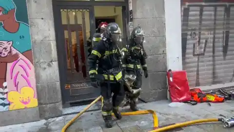 Imagen 1 de Heridas leves 10 personas en el incendio de una vivienda en la céntrica calle Fuencarral de Madrid