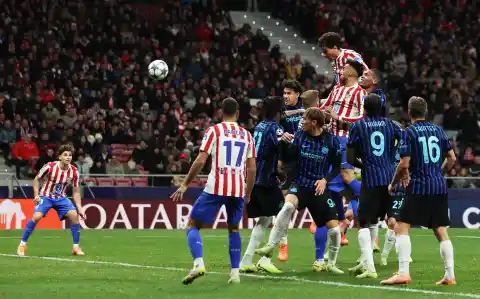 Imagen 1 de Giménez salta por encima del Inter para darle la victoria al Atlético en la última jugada