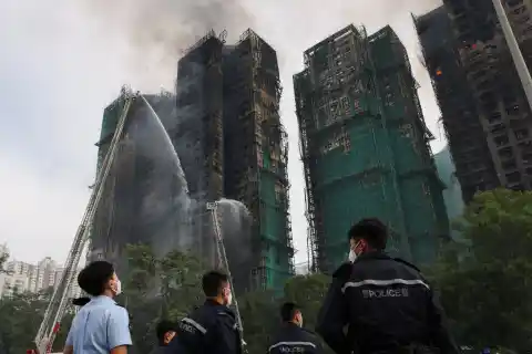 Imagen 1 de Los equipos de emergencias buscan contra reloj a decenas de desaparecidos en el edificio incendiado de Hong Kong