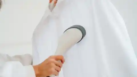 Imagen 1 de Adiós a las arrugas en la ropa: Amazon pone precio mínimo histórico a esta plancha vertical de vapor por Black Friday