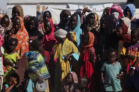Imagen 1 de Decenas de miles de personas siguen atrapadas en El Fasher, Sudán: Una ciudad bañada en sangre, con detenidos y torturados
